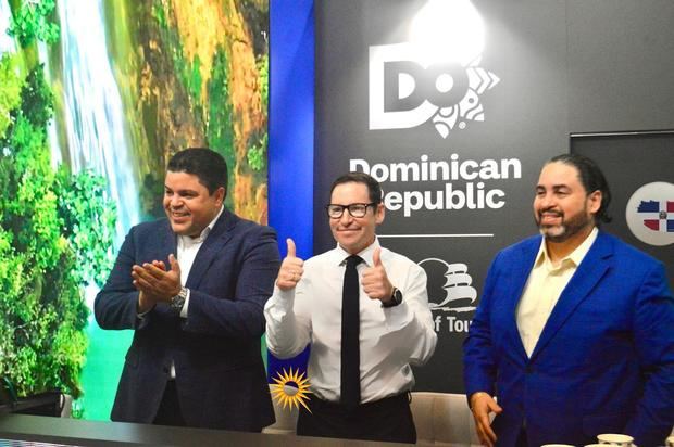 De izquierda a derecha los empresarios Carlos B Manzano, Edward De Valle y Carlos R Manzano.