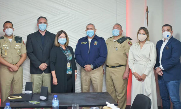 Lucile Houellemont, el general Miguel Ángel Rubio Báez y directivos de ambas entidades.