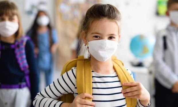 Una niña con mascarilla para protegerse del coronavirus. 