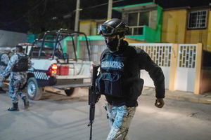 
Dos civiles muertos y tres policías heridos en persecución contra narco

 