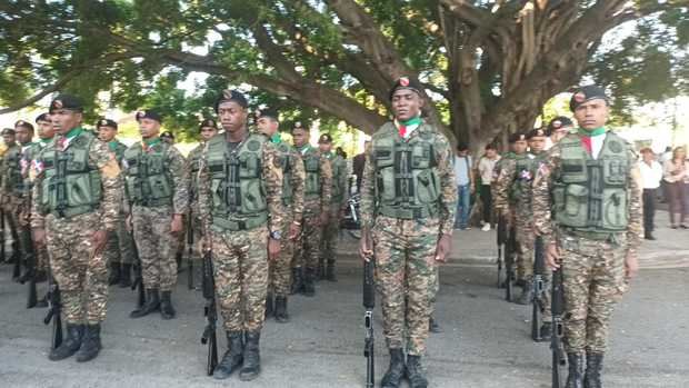 Los guardias realizan los honores militares de estilo.