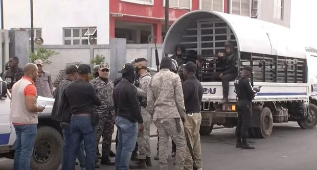 Migración detiene a 385 haitianos indocumentados en la Ciudad Juan Bosch.