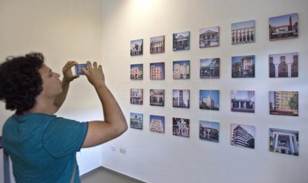 Decenas de personas asisten a la exposición 'Soñar La Habana'.