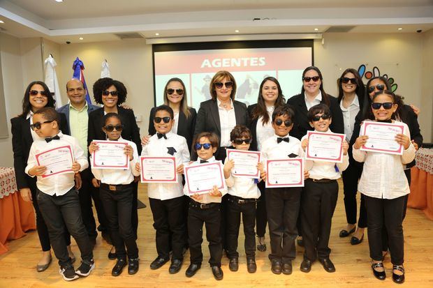 Alegría entre niños y niñas del CAID graduados en habilidades sociales.