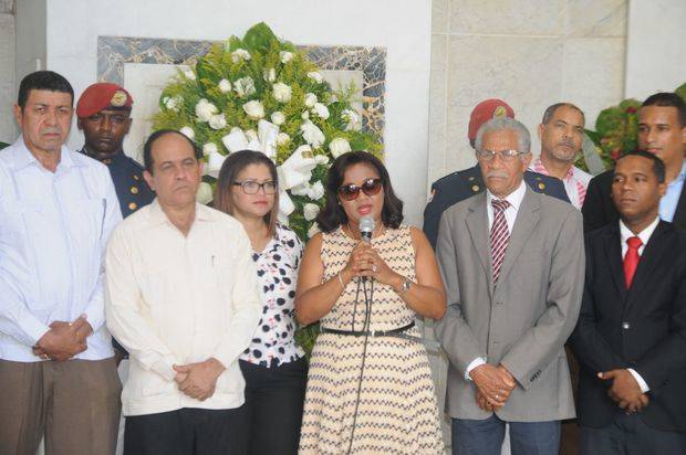 Hablan dirigentes de las cooperativas en ofrenda floral en el Altar de la Patria. 