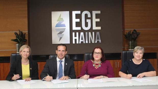 Inka Mattila, Representante Residente del PNUD; Luis Mejía Brache, Gerente General de EGE Haina; Janet Camilo, Ministra de la Mujer; y Gilda Pastoriza, Directora de Gestión del Talento de EGE Haina.