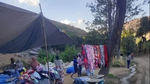 Medio Ambiente desaloja a haitianos que ocupaban carretera en Constanza