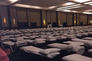 Hoteles del país utilizan centros de convenciones como refugios por Irma