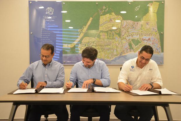 Héctor Baltazar, Roberto Borda y Jorge Subero Medina en la firma del acuerdo.