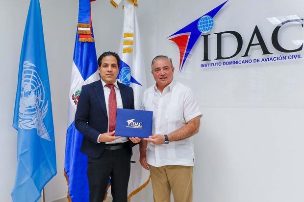 Héctor Porcella, entregó la certificación al director de Innovación de AFP Crecer, Carlos Barranco.