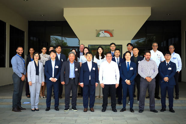 Héctor Porcella director generan del IDAC, junto a delegación de Korea Airports Corporation y personal técnico de la institución, durante recorrido complejo Aeronáutico Norge Botello, Punta Caucedo.