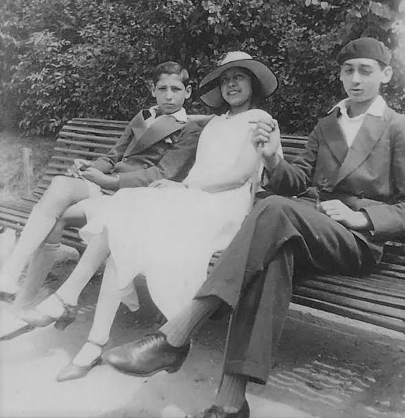 Hilma Contreras y sus hermanos Moisés y César. París, 1932.