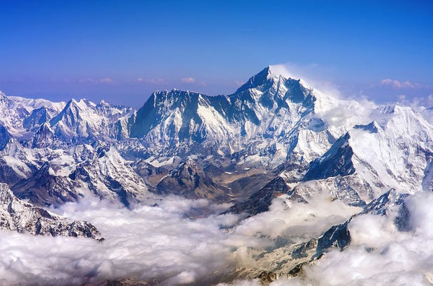 Los glaciares del Himalaya se derriten como resultado del cambio climático.