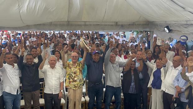 Hipólito valora junto a dirigentes del PRM en SDE.