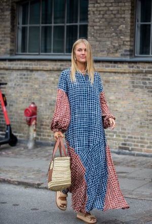 Vestido a cuadros con sandalias de velcros. 