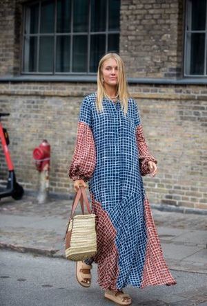 Vestido a cuadros con sandalias de velcros. 