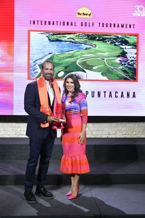 Hiram Silfa, director de Campos de Golf en Puntacana Resort & Club recibiendo el galardon.