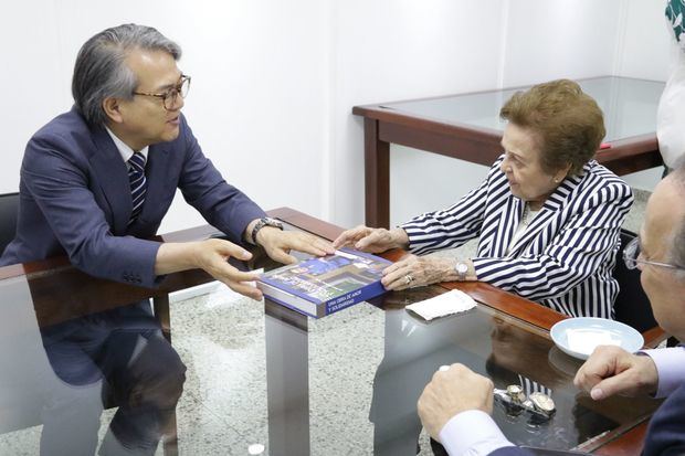 Embajador de Japón visita a la ADR para conocer servicios de medicina física