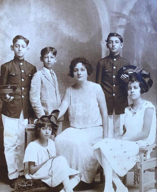 Fotografía familiar: Hilma Contreras junto  su madre y sus hermanos. De derecha a izquierda Darío, César, Moisés, Rosa Julia, Juana Castilla (madre de la autora) e Hilma sentada.  Santiago, República Dominicana, 1926.
