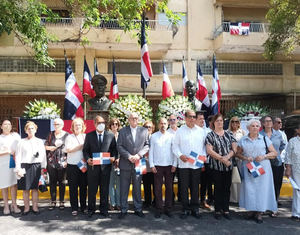 Comisión Permanente de Efemérides Patrias deposita ofrendas florales en honor a Antonio de la Maza y Juan Tomás Díaz