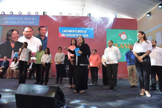 Maestros dominicanos fueron reconocidos por el Ministerio de Educación durante el acto de inicio del año escolar.