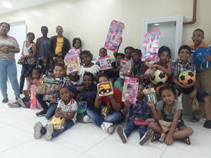 Más de 300 niños reciben juguetes en el Moscoso Puello