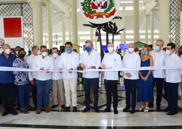 El Presidente Luis Abinader realiza corte de cinta junto a Pedro Catrain, Elsa de León, Matías Colombo, Antonio Espaillat, José Ignacio Paliza, David Collado, Antonio Teijeiro, Jesú Durán, Lluisa Salord, Fernando Castillo y José Antonio Moreno.