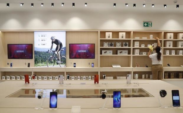 Interior del nuevo establecimiento de Huawei inaugurado en julio pasado en la Gran Vía de Madrid, su mayor tienda en todo el mundo.