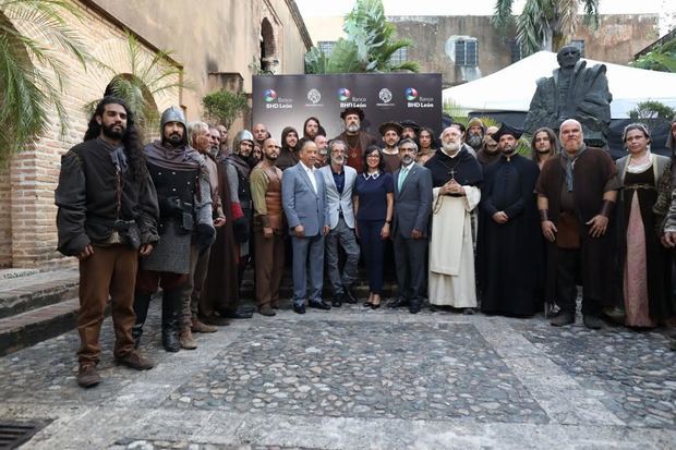 Huchi Lora, José Pintor, Josefina Navarro y Gabriel Tineo junto a los actores vestidos de época para la filmación.