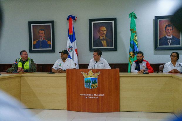 Hugo Beras coordinando con las autoridades de Jarbacoa.