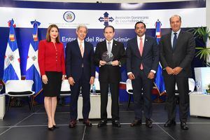 Viceministro Hugo Rivera recibe reconocimiento “Funcionario del Año” de Adoexpo