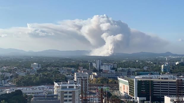 Vista aérea del incendio del vertedero de Duquesa, el humo se traslada a el Distrito Nacional debido a la dirección en que se mueve el viento.
