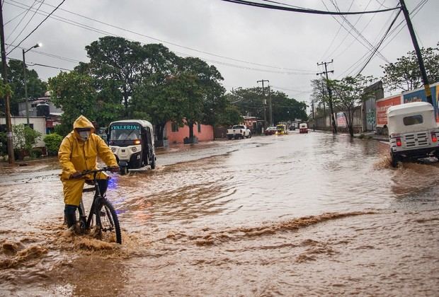 Sube a 10 muertos y 20 desaparecidos ví­ctimas del huracán Agatha en México