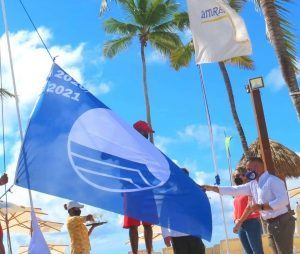 El Instituto de Derecho Ambiental de la República Dominicana (IDARD), junto a 12 entidades públicas y privadas, realizaron la entrega de 24 certificados “Bandera Azul”.