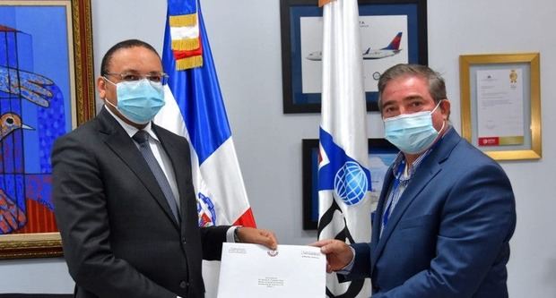 El subdirector general del Instituto Dominicano de Aviación Civil (IDAC) Héctor Porcella junto al encargado de negocios de la embajada de Qatar en la República Dominicana, señor Yasser Al-Abdulla.