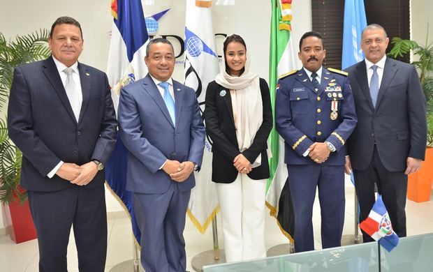 Al centro Aysha Al Hamili, representante de los Emiratos Árabes Unidos ante la OACI  y el director general del IDAC Alejandro Herrera. Les acompañan Marino Collante, Luis Ernesto Camilo, el general de brigada Aracenis Castillo y el embajador Carlos Veras.