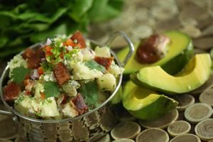 Ensalada de yuca, chicharr&#243;n y aguacate