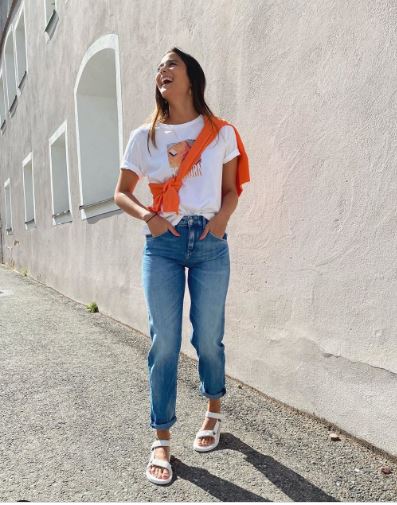 En este outfit, la modelo complementa dos micro tendencias: el color naranja y las sandalias de velcros.