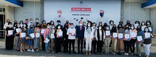 El Ministro del MESCYT, doctor Franklin García Fermín y una representación de 41 estudiantes, de los 300 que viajarán a México, España, Reino Unido, Suiza e Italia. 