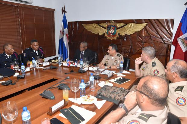 MIDE Y Policía Haitiana coordinan temas de interés común