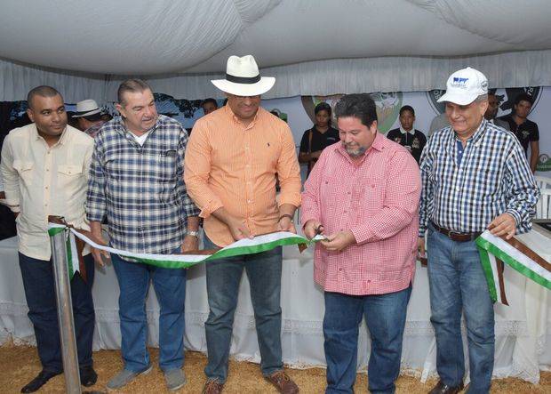 Corte de cinta en la inauguración del evento. 