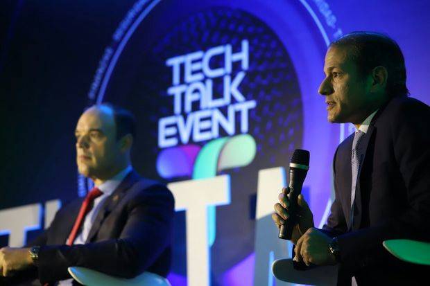 El Presidente del Indotel Jose del Castillo Saviñon y Carlos Cueto,Vicepresidente de Gestión y Desarrollo de Soluciones, Interconexión y Servicios Internacionales de Claro.
 