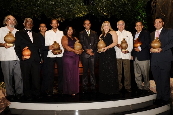 Domingo Contreras junto a los ganadores de Premios Atabey 2018