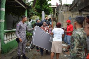 Iris Guaba acude en auxilio de zonas anegadas del DN y Haina