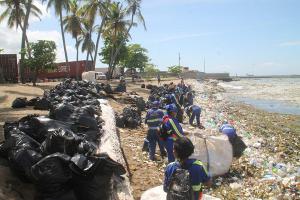 Ayuntamiento del DN retira basuras de las costas de Santo Domingo