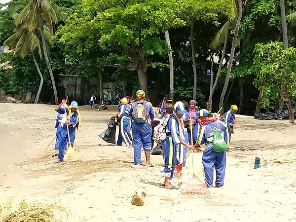 ADN realiza operativo limpieza en el Malecón de Santo Domingo