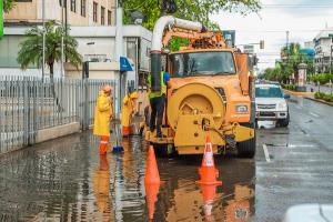 ADN continúa trabajos de drenaje en las avenidas de la ciudad