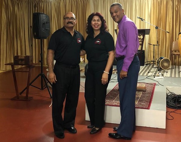 Los pastores José Morales y Mayra Adames, junto al psicólogo clínico y terapeuta familiar, Manuel Abreu.