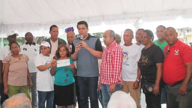  La alcaldía del Distrito Nacional entregó un cheque.