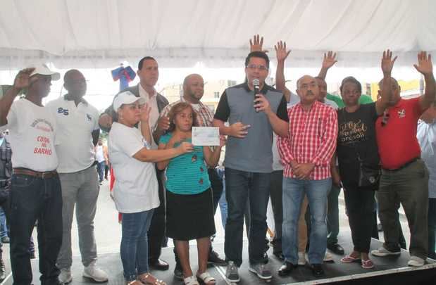  La alcaldía del Distrito Nacional entregó un cheque.